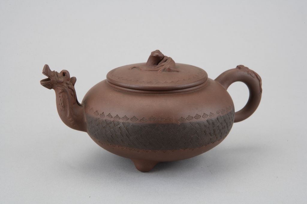 图片[1]-Dragon head three-legged pot with purple sand ribbon-China Archive